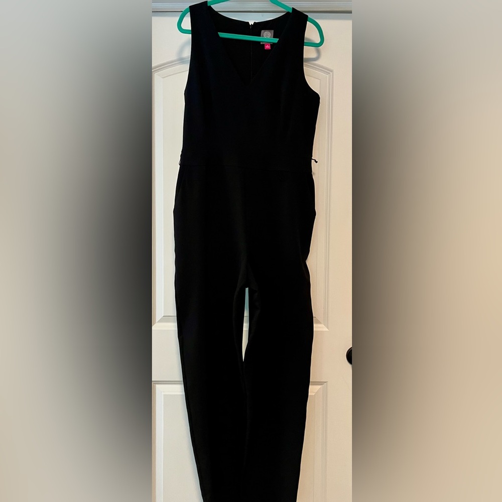 NWOT Vince Camuto Black sleeveless v-neck jumpsuit. Size 14